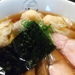 八雲 - 特製ワンタン麺ハーフ黒だしアップ