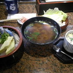 くじら丸 - ブルースリー丼（赤出汁付き）（６００円）【＋ごぼうサラダ・茶碗蒸し（２００円）】→（５００円）