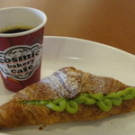 コズミック ベーカリー カフェ - 料理写真:神山ブレンド１２０円とパン