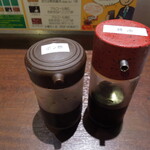 Ikinari Suteki - オイスター用に醤油とぽん酢が提供されます