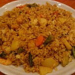 ポカラ - チャーハン  かなりの分量です  人参とかジャガイモがまさにゴロゴロ入ってます かなり大きめのカット