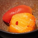 西麻布 焼肉 X - アイコトマトのキムチとパイナップルのキムチ