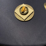 abysse - 口に入れた途端ムール貝の旨味が爆発、タルトの甘味、芋の滑らかさのよく合うこと　何より見た目に反してとっても温かい！　一口でノックアウト