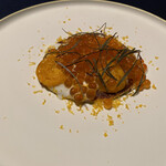 abysse - ふわっふわのじゃがいものクレープの上にいくらとサワークリームの酸味、鬼灯の仄かな甘みが渾然一体で攻め込んできます　仮に歯がなくなっても美味しくいただける素敵料理