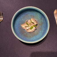 abysse - 赤酢と熟成トマトに漬けられた小肌　まろやかな酸に程よく脂が乗りはじめた小肌が口の中で乳化してしみじみうまい