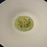 abysse - ケンサキイカは細かに包丁が入れられてとても柔らかく、新ギンナンとマコモダケの食感が心地よく、それをまとめる茶豆と八女茶のソースがこれまた秀逸　どうやったらこんなの考えつくの？？？