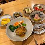 Rojji Nutapu Kaushipe - 夕食はキトピロハンバーグ､ししゃも､ポテト､焼茄子煮浸し､冷奴､トマトなど