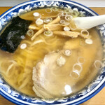 青竹手打ラーメン ほそや - たっぷりスープのラーメン 750円