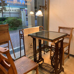 Cafe ATLAS - ミシン台がテーブルになってお洒落 ♪*。