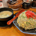 うま屋ラーメン - 名物チャーハン大盛り700円にスープ。