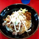 家系ラーメン とらきち家 - 半賄い飯（ニンニク刻み生姜マヨネーズ乗せ）