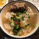 沖縄料理 サスケ - 小ライスにソーキそばのスープをかけてお茶漬け風に。