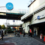 餃子の王将 - 森ノ宮駅（JR/地下鉄）。ここから、大阪城は、見えません。上の高架は、いつもメチャ混みの阪神高速。（11月撮影）
