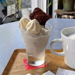 Asshu Kafe - 自家製アイスクリーム（Mini 380円 +税）
                        バナナラムレーズン ＋ チョコソース