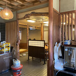Sumibiyaki Unagi Higashiyama Bussan - 店内は純和風の造りです。大人気店！