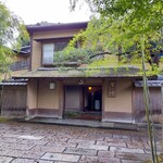 菊乃井 - 格式高く、アプローチが長いのですよ。