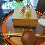 菊乃井 - 八寸には色づきはじめの紅葉