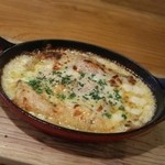 ラ ペッシュ - ハムとチーズを巻いたクレープのグラタン