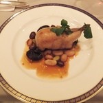 モン・フレーブ - 鶉（うずら）のフォアグラ詰めロースト　五種の豆と共に