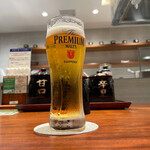 とんかつ まい泉 青山本店 - 小ビール（プレモル）。下から撮れば、思わず口を付けてしまったこと、バレないと思いましたが・・。