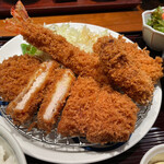 とんかつ まい泉 青山本店 - 黒豚 秋のミックスフライ膳（ロースカツ、キノコのクリームコロッケ、車海老フライ、カキフライ）。