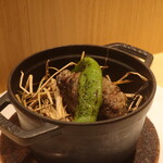 RISTORANTE IL NODO - ストウブ鍋で藁とともに燻された鹿肉のプレゼンテーション