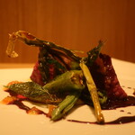 RISTORANTE IL NODO - 小田原漁師原さんの鹿ロース 藁 渡辺農園のナス ハラペーニョ ポルト酒アップ