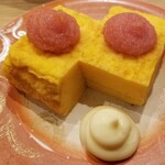 回転寿し トリトン - タラコのせ厚焼き玉子。