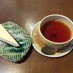 蜂の巣 - デザートセット(ニューヨークチーズケーキとホットティー)