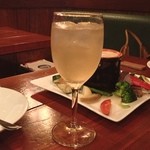 FISH HOUSE OYSTER BAR - サングリア
      白ベース。牡蠣だからですかね。シナモンの風味が。