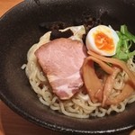 麺酒場 框 - まぜそば
            極太麺を切らしたっぽくて、中太麺。極太よりも食べやすくて、これはこれで良かった。