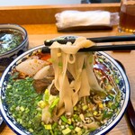 zamzamnoizumi - ・逸品伝統牛肉麺(寛韮葉（クァンジゥイェ）平麺　野菜のニラの葉より広め)