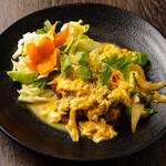 Stir-fried soft shell and egg curry