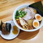 らーめん あら志 - 鶏出汁しょうゆに味玉をトッピング+チャーシューおにぎり