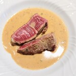 La Brianza - 北海道産ジビーフフィレ炭火焼き骨出しとケイパーなどソース(ジビーフはおさむさん)。ジビーフは本当にナチュラルさがあってやさしさのある味わいなのよ〜 ソース少しつけたり、たっぷりつけたり。ひと味ごと幸せ