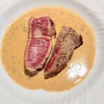 La Brianza - 北海道産ジビーフフィレ炭火焼き骨出しとケイパーなどソース(ジビーフはおさむさん)。やわらかやさしい味わいのお肉にコクと風味あるソースがよく合って美味しかった〜