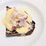 La Brianza - フィノッキオーナブルスケッタフォンドゥーダソース。サワードゥの酸味にフィノッキオーナの旨みとチーズソースのコクがからみ合い絶妙バランス美味しい☆