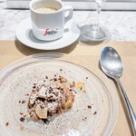 La Brianza - モンテビアンコマカダミアナッツチョコレートクラッシュとディカフェコーヒー。チョコレートとナッツ私の大好物にケーキの中でいちばん好きなモンブラン、あぁ幸せ〜〜♡(๑´ڡ`๑)