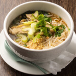 Thai style soy sauce noodles (chicken or pork)