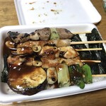 ハセガワストア - やきとり弁当 バラエティ 中 みそ
      ＋レバー塩1本