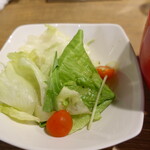 Tori Hachi Takumi - ポテトサラダに付く野菜