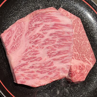 米澤牛DINING べこや - ステーキ焼く前　左　サーロイン　右　フィレ