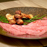 焼肉うしごろ 新宿三丁目店 - 松茸とザブトンのすき焼き