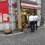 ぎょうざの満洲 - 店舗外。