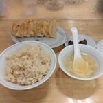 ぎょうざの満洲 - 焼餃子とライス(玄米)。