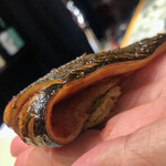 すし人 三篤 - さんまの肝醤油と一緒に頂きます