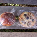 サン コニリオ - 左＝クリームパン