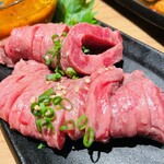 神田焼肉 俺の肉 - 炙り牛刺し