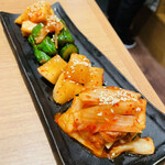 神田焼肉 俺の肉 - キムチ盛り合わせ