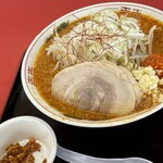 ラーメン もっけだの - 赤唐味噌中華ニンニクショウガ食べるラー油